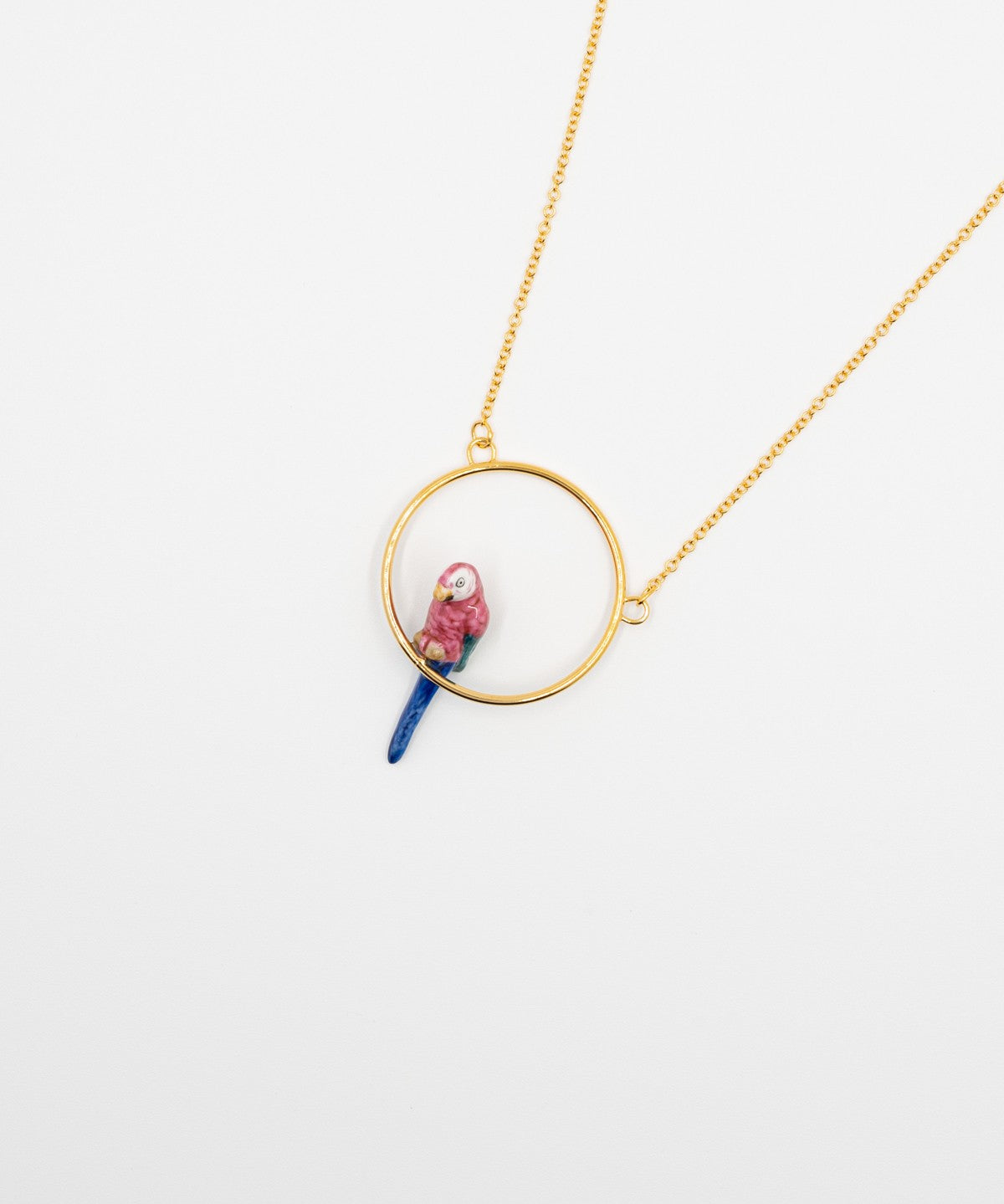 collier rond doré perroquet rose et bleu