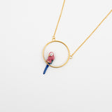 collier rond doré perroquet rose et bleu