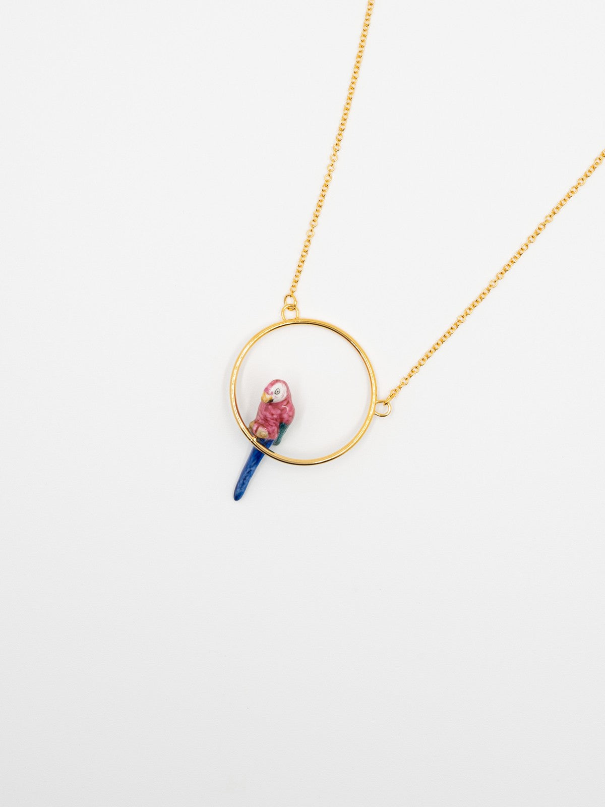 collier rond doré perroquet rose et bleu