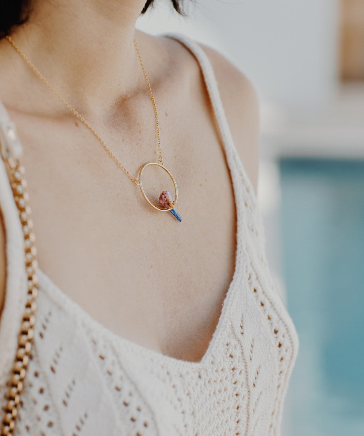 collier rond doré perroquet rose et bleu