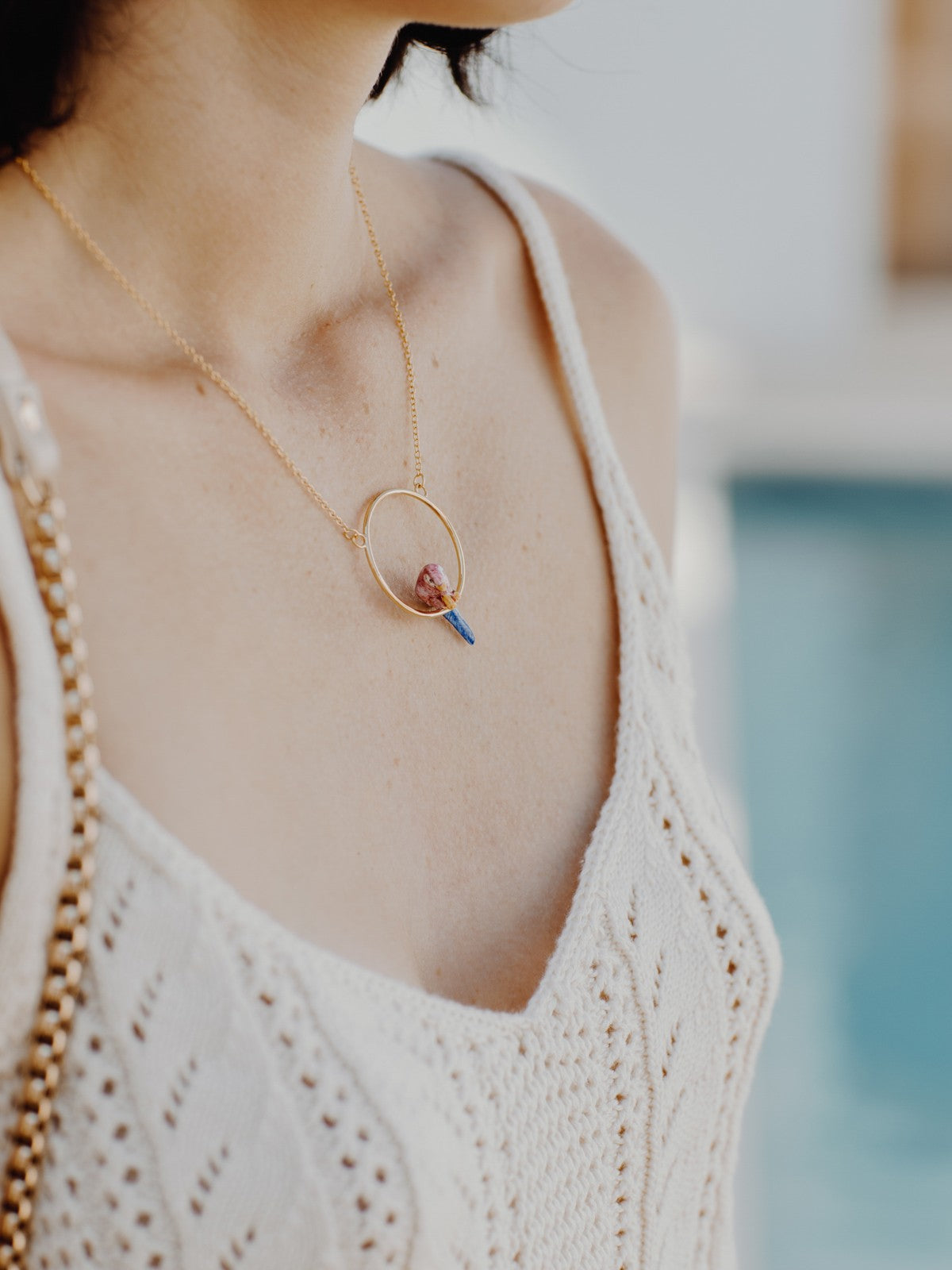 collier rond doré perroquet rose et bleu