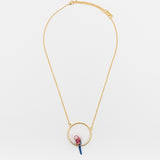 collier rond doré perroquet rose et bleu