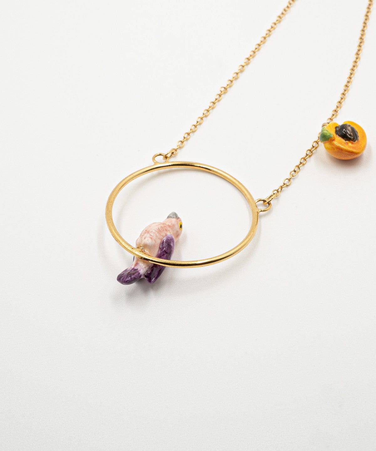 collier doré rond oiseau perroquet rose violet pêche porcelaine