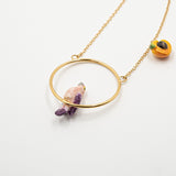 collier doré rond oiseau perroquet rose violet pêche porcelaine