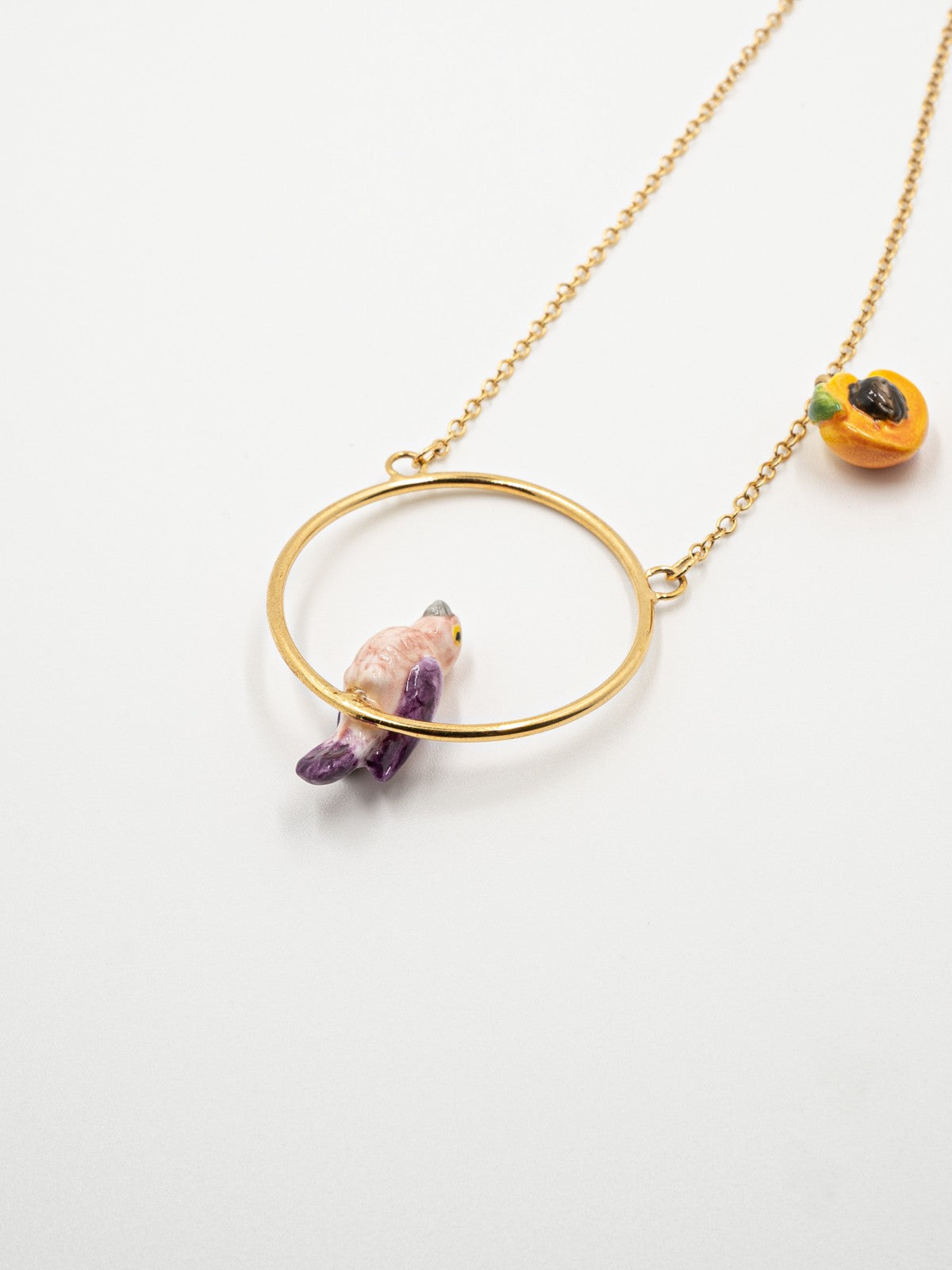 collier doré rond oiseau perroquet rose violet pêche porcelaine