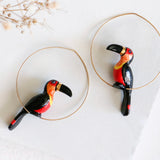 bijou boucles d'oreilles créoles animal toucan en porcelaine peinte à la main