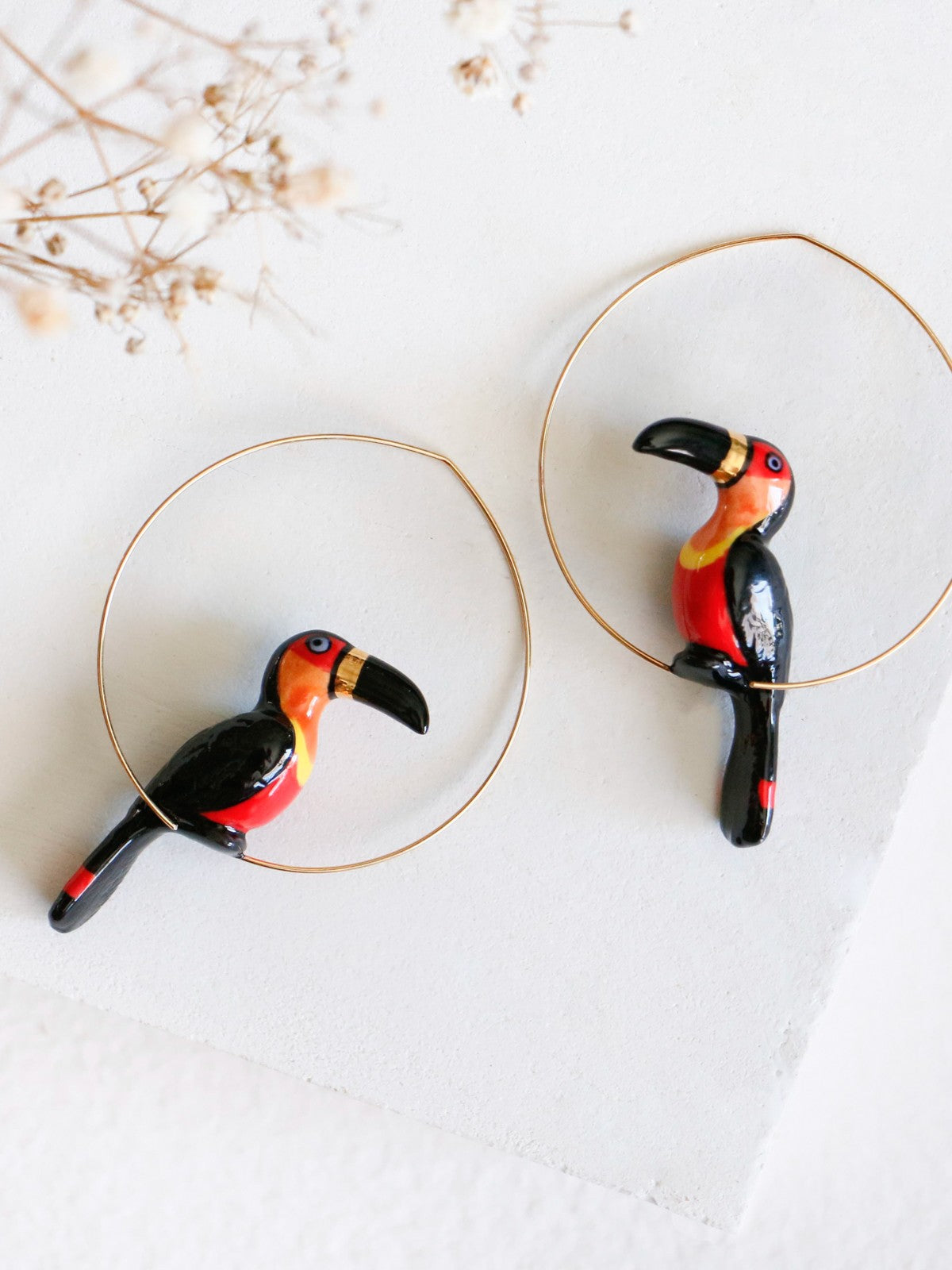 bijou boucles d'oreilles créoles animal toucan en porcelaine peinte à la main