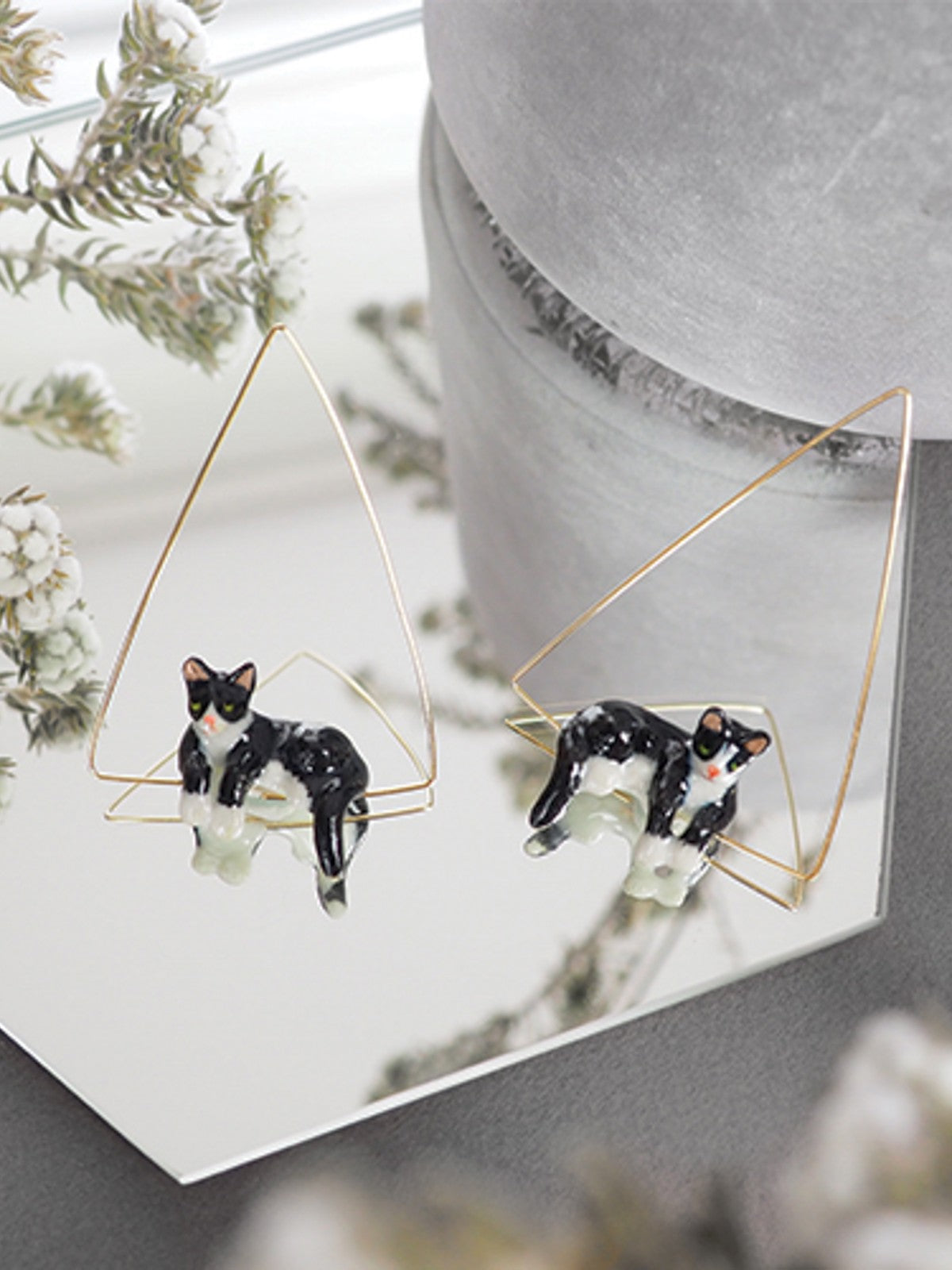 bijou boucles d'oreille triangle chat noir et blanc en porcelaine peinte à la main