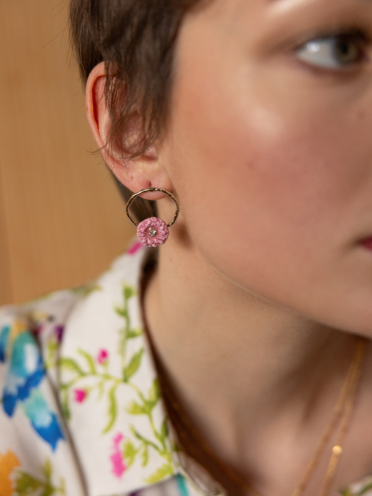 Petites boucles d'oreilles rondes chardon rose