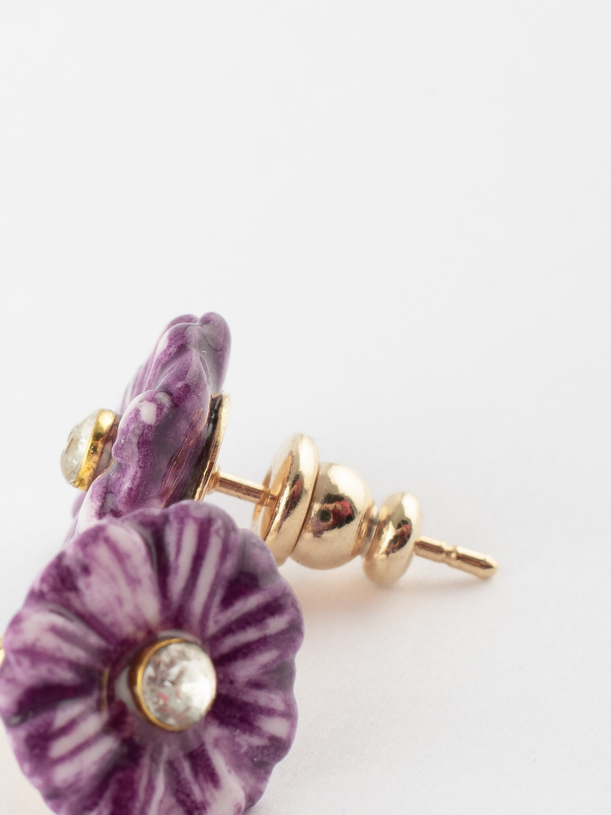 Petites puces d'oreilles chardon violet