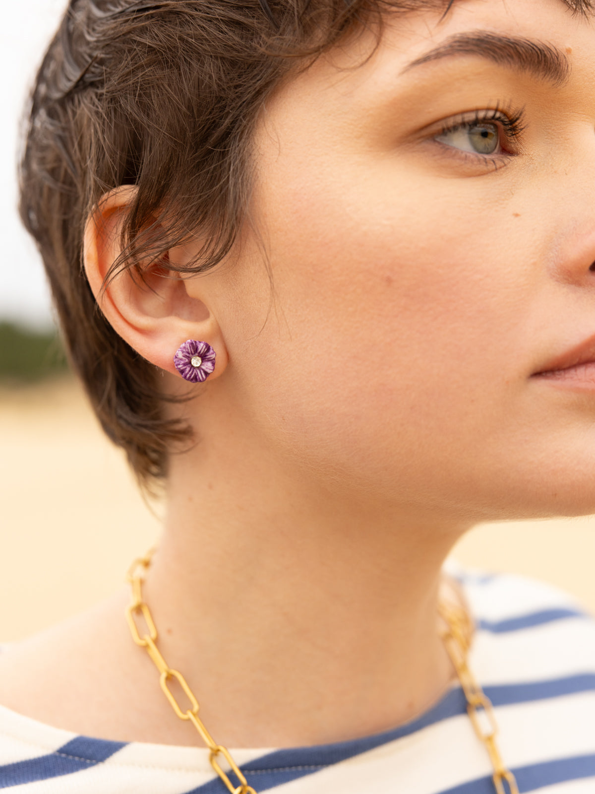 Petites puces d'oreilles chardon violet