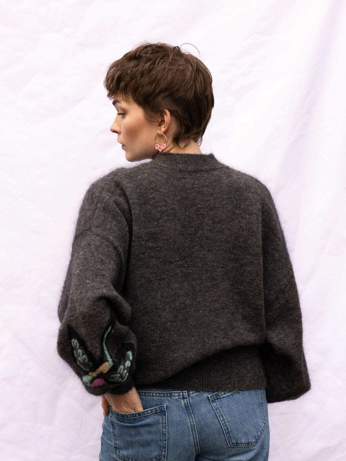 Pull en maille avec oiseau brodé